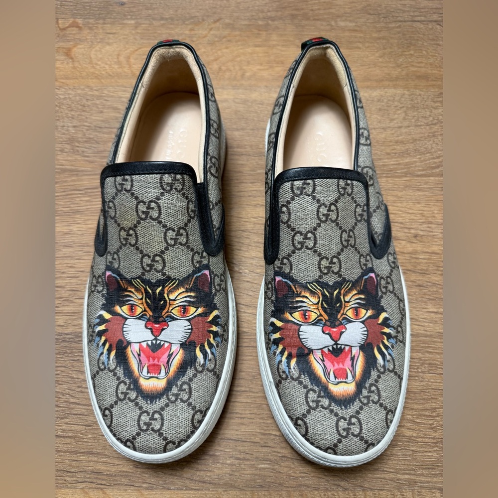 Gucci Men's Beige Slip-On Shoes with Tiger Motif